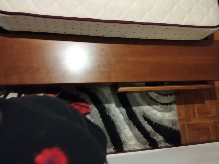 Vendo cama de casal sem colchão