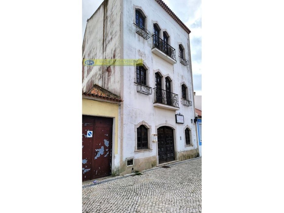 Prédio Urbano de R/C, 1º, 2º andares para Comércio em Cartaxo