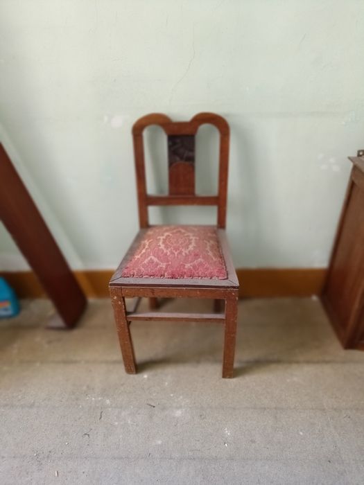 Cadeira antiga a precisar de amor