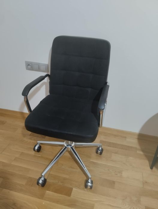 Fotel obrotowy do biurka.
