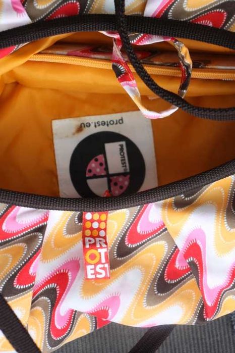 Saco com alças castanhas e motivos branco e rosa PROTEST