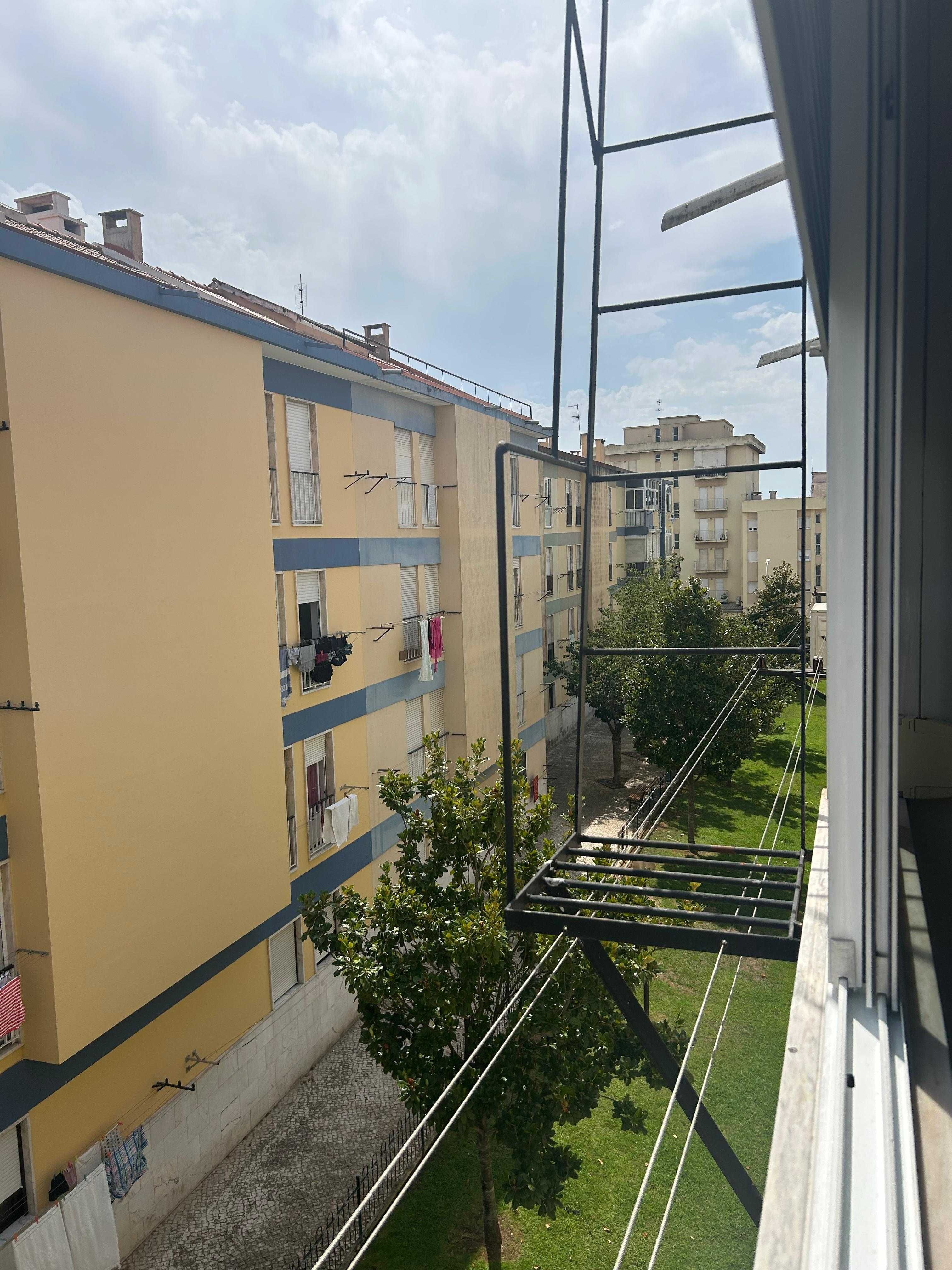 Apartamento T2 no Centro de Queijas