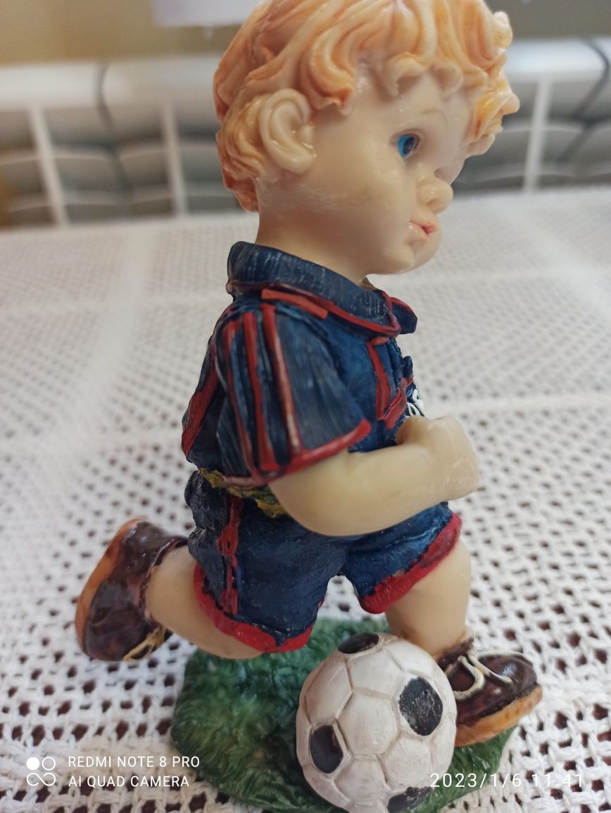 Chłopiec z piłką- figurka kolekcjonerska