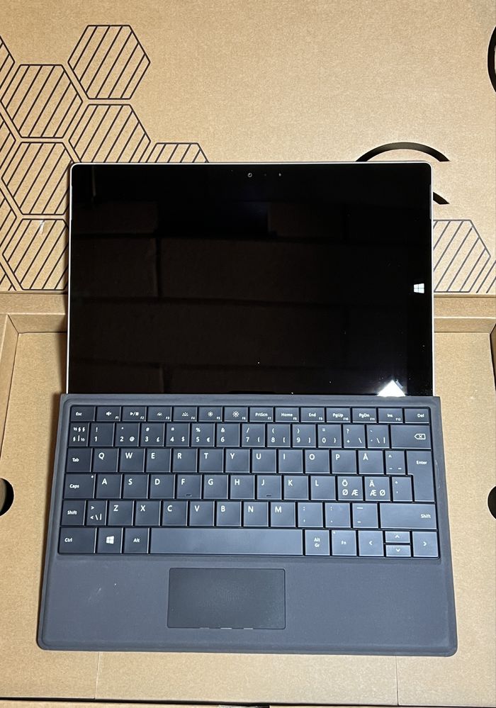 Продам планшет Microsoft Surface 3 (1645)