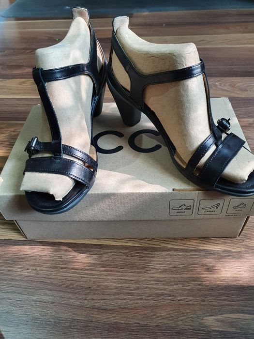 Босоножки женские