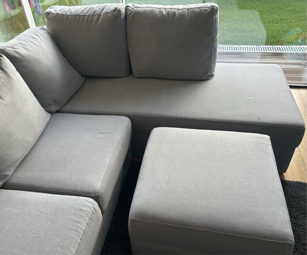 Sofa com chaise long e puff de apoio