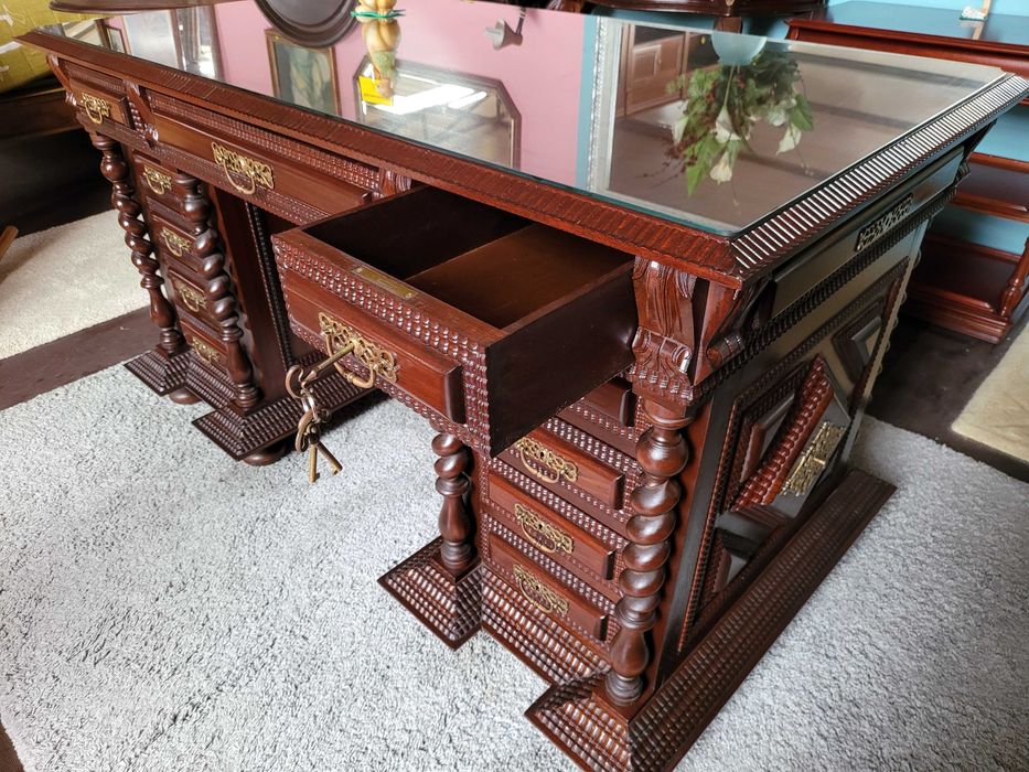 Fantástica secretária antiga em madeira maciça com gavetas em