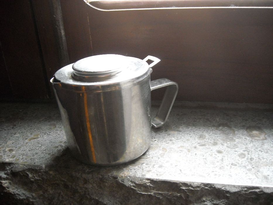 Pequena cafeteira bule leiteira em inox