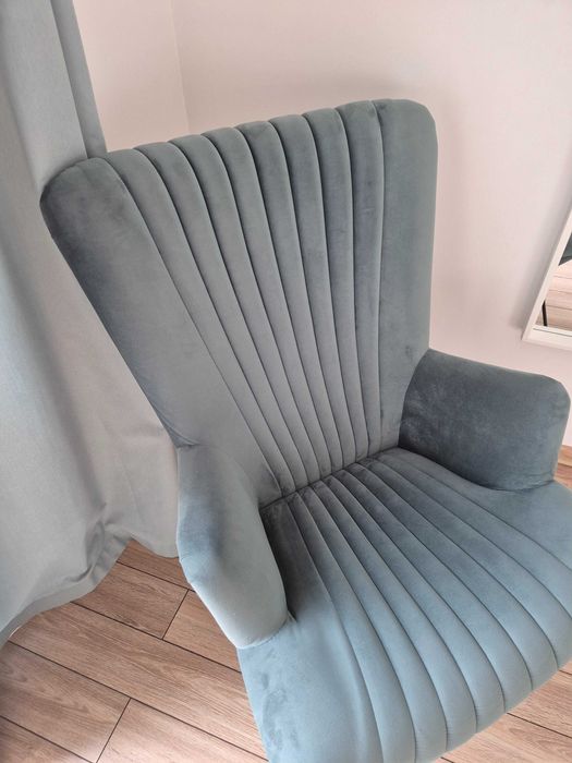 Piękny welurowy fotel w kolorze przyjemnej, głębokiej zieleni
