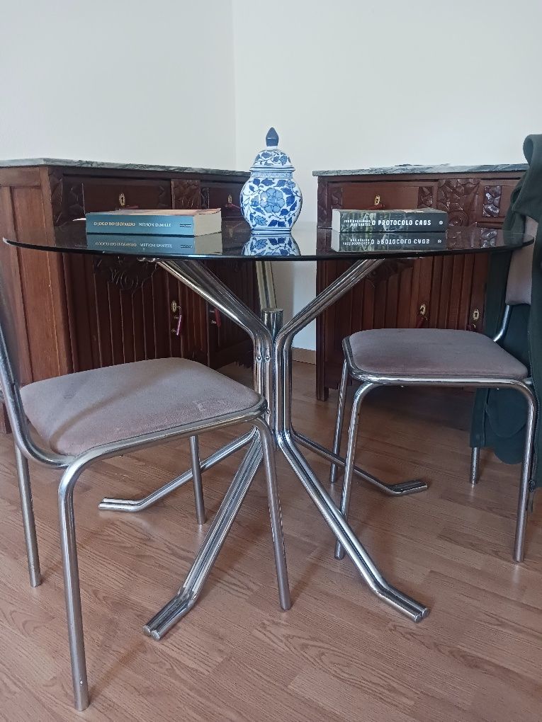 Mesa com tampo de vidro