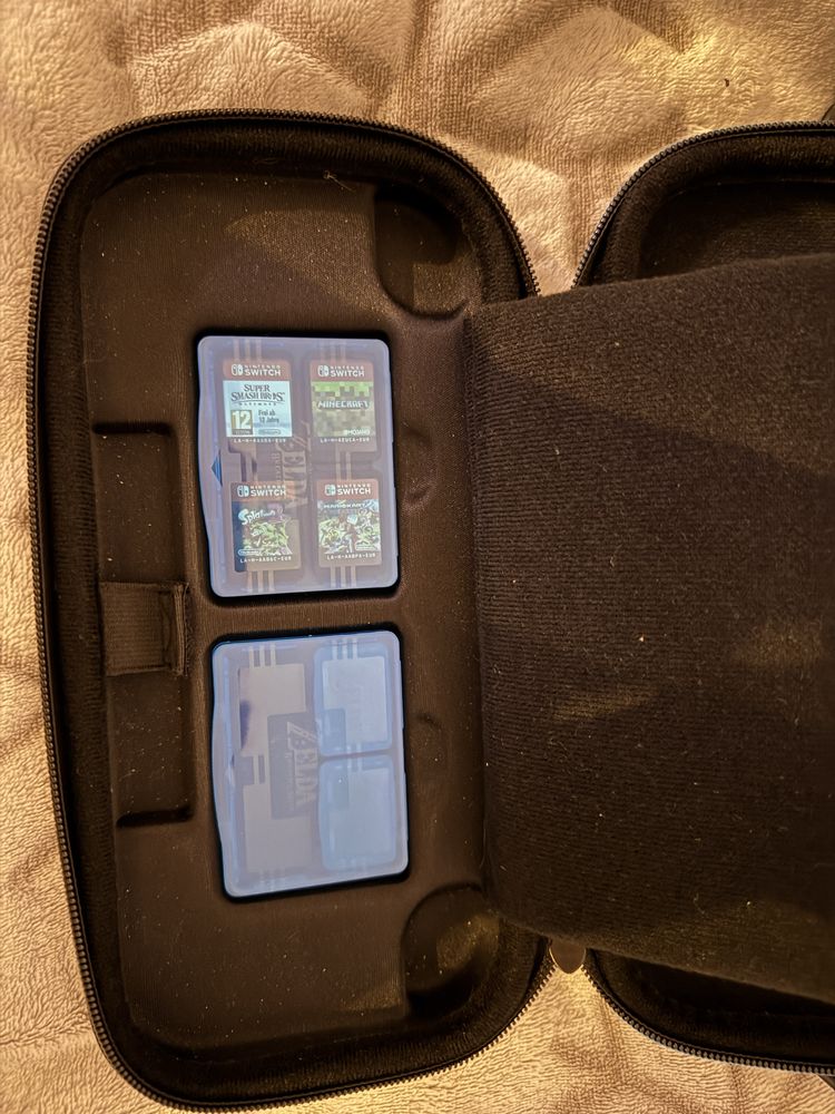 Nintendo Switch + Akcesoria + 4 Gry