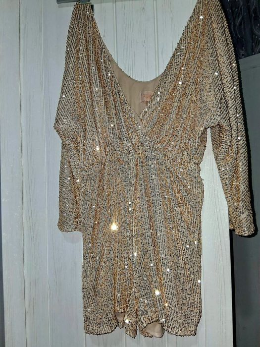 Kombinezon w kolorze złotym.