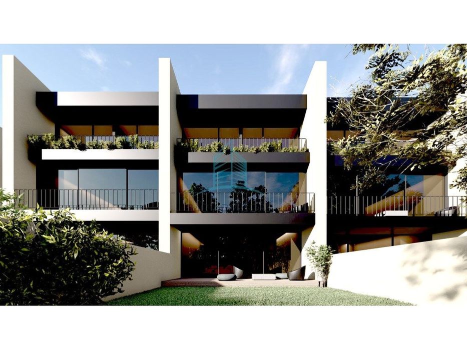 Luxuosa Moradia T3 em Banda com garagem para 2 carros