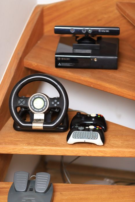 Konsola Xbox 360 E series. Kinect. Wi-Fi.Kierownica.