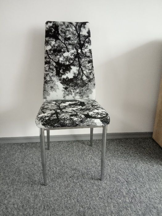 Krzesło - biało czarny las