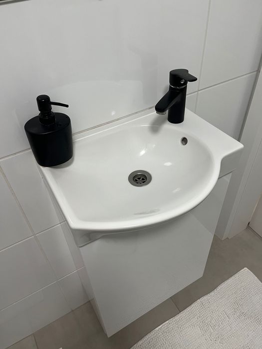 Szafka wisząca biały połysk z umywalką zestaw