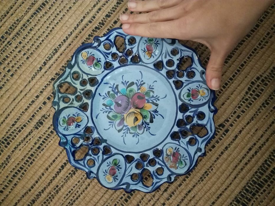 Conjunto prato, suporte salsa e jarra de alcobaça