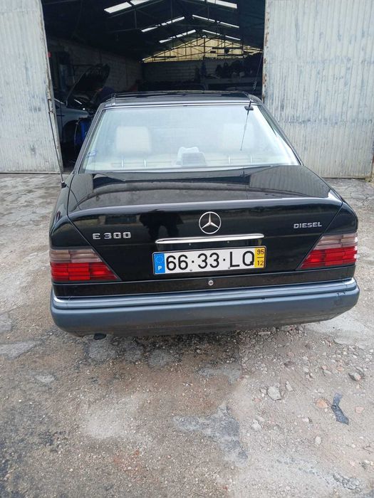 Mercedes E300d impecável