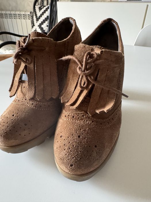 Sapatos de camurça como novos