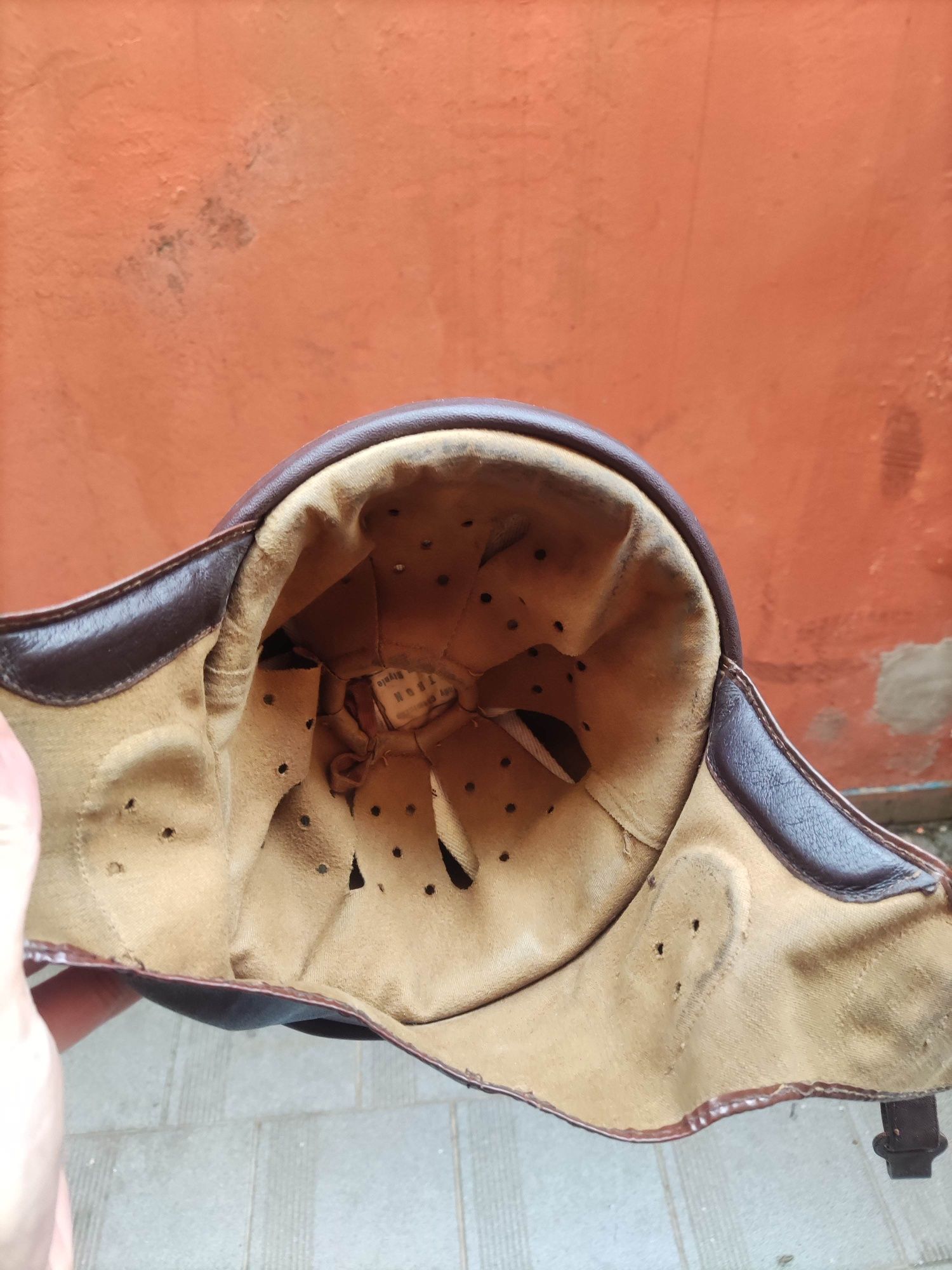 Kask Orzeszek z epoki PRL-u
