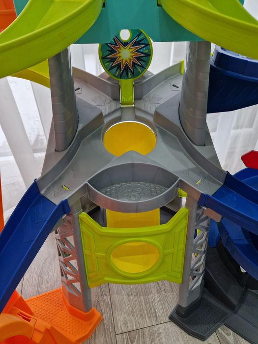 Fisher-Price Little People Wieża wyścigowa z pętlą