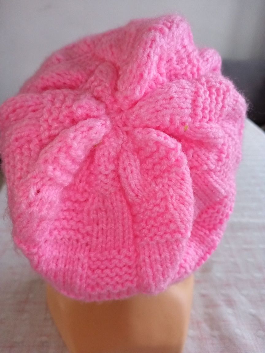 Czapka zimowa różowa robiona ręcznie na drutach z włóczki akrylowej rę