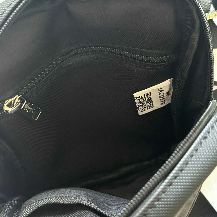 Чоловіча сумка через плече Lacoste у чорному кольорі.