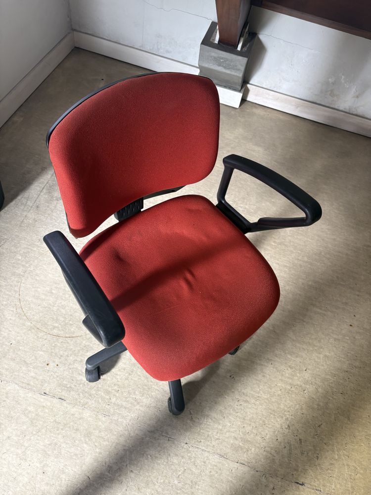 Cadeira de escritorio com rodas