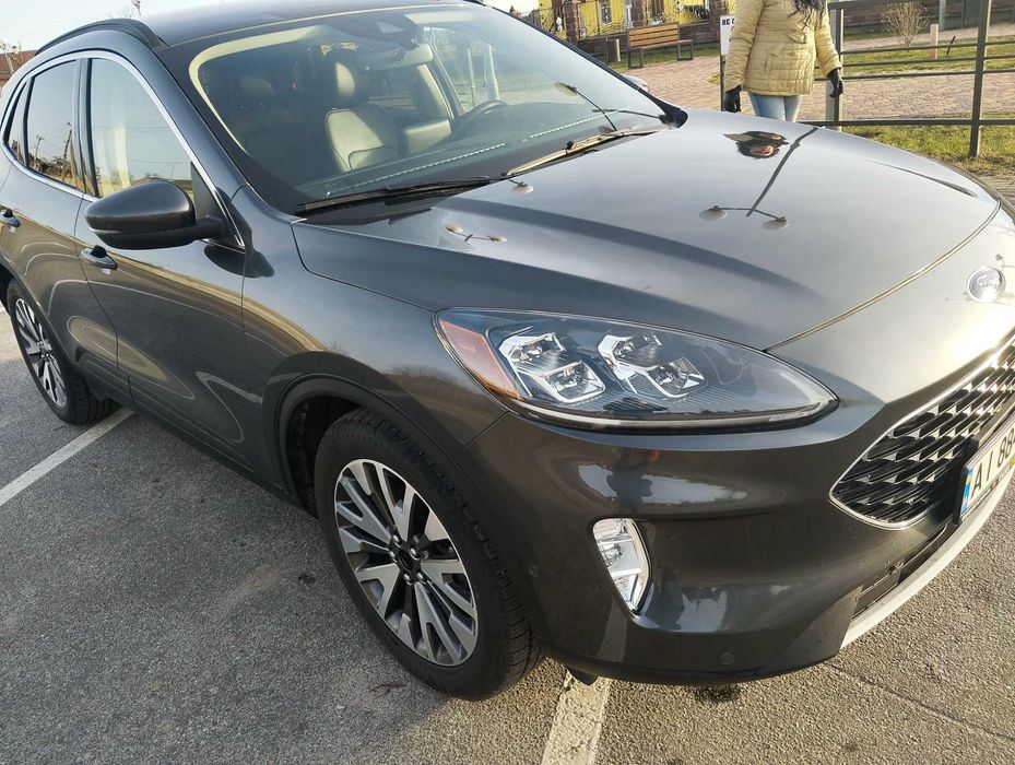 Ford Escape Titanium HYBRID 4wd  ( продаж обмін на житло Берегове)