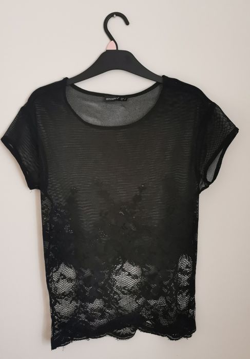 Koronkowa czarna bluzka na krótki rękaw