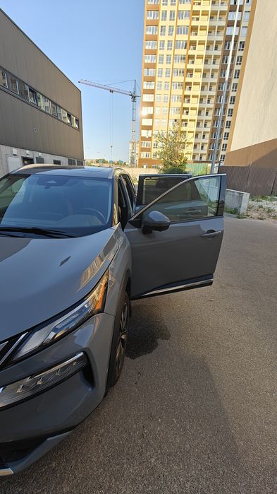 Машина Nissan Rogue 2022
