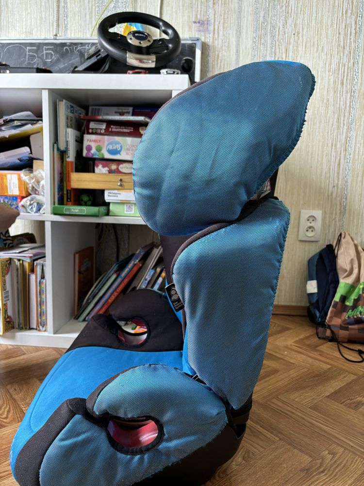 Автомобільне дитяче крісло