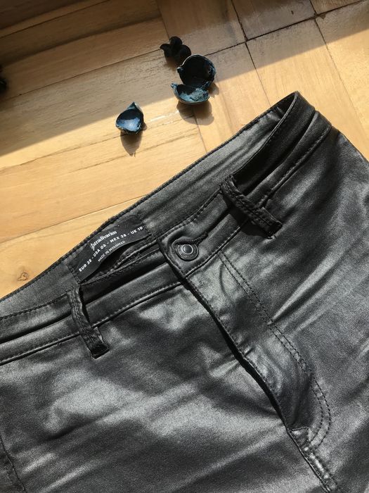Czarne skorzane woskowane spodnie stradivarius 38