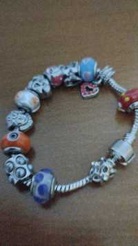 Pulseira Pandora todas peças originais muito bonita com 12 contas