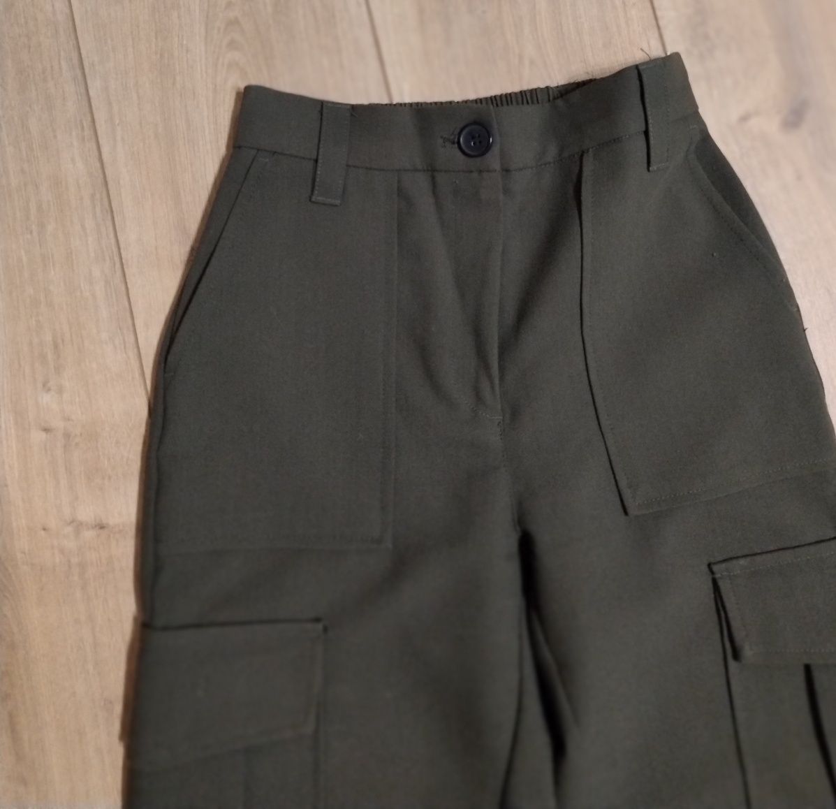 Bojówki materiałowe firmy Bershka