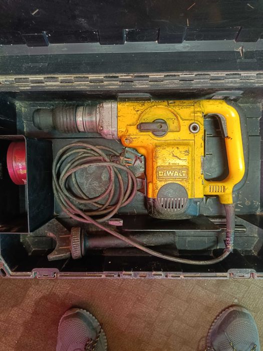 Młot udarowy DeWalt D25602, idealny dla hobbystów czy majsterkowiczów