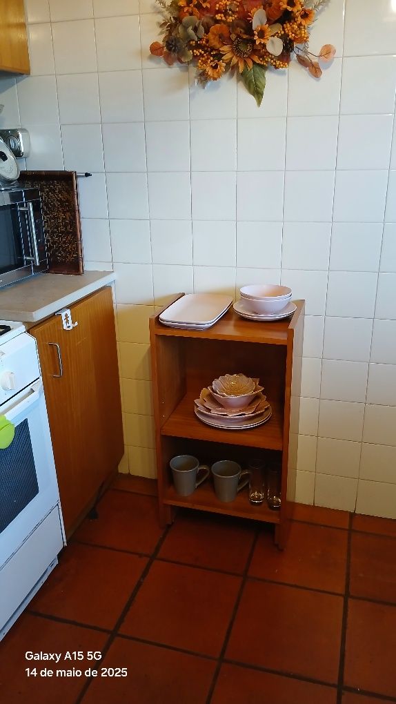 Vendo Móvel de apoio em Madeira