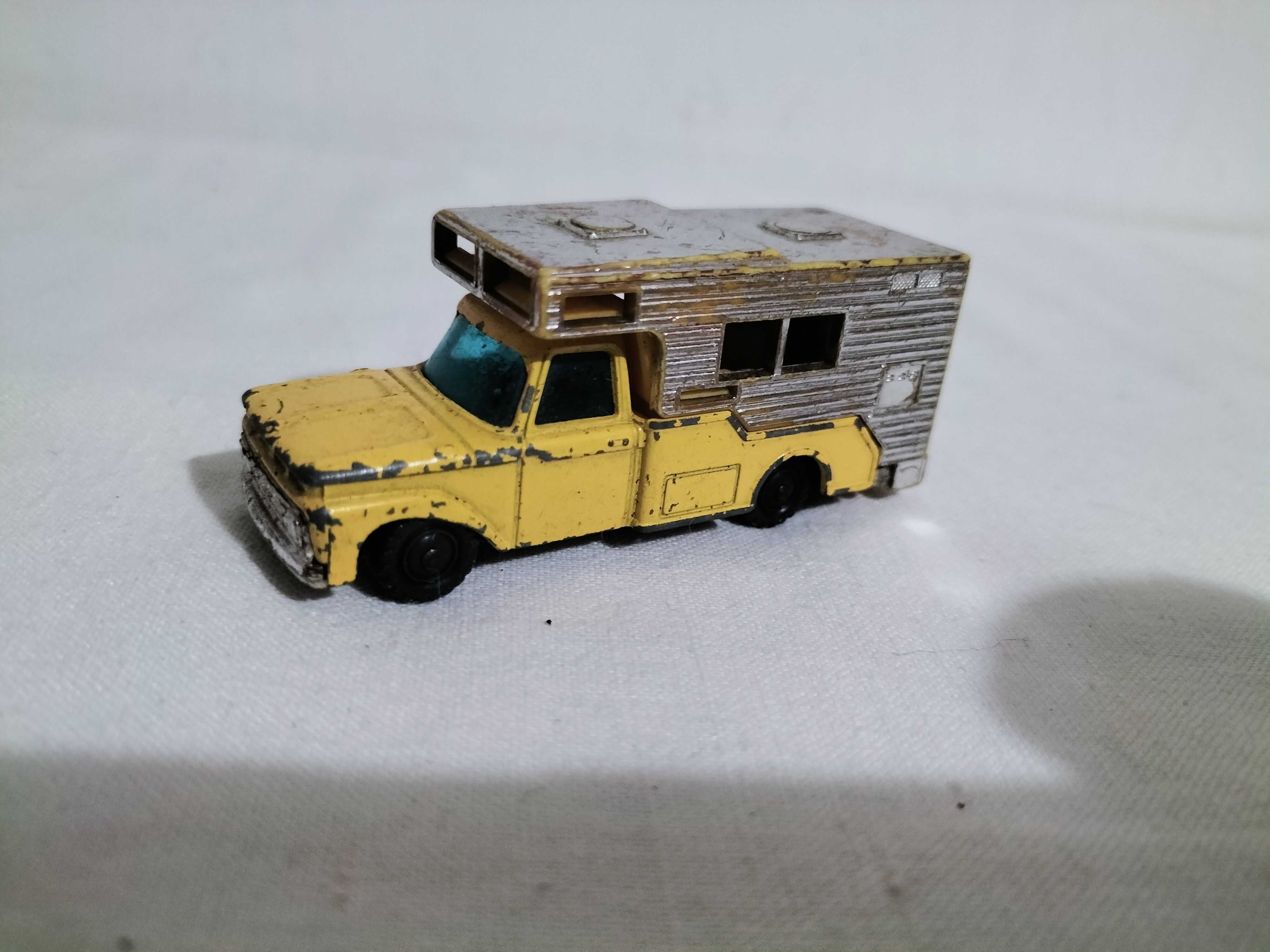 Autko Ford Camper firmy Husky