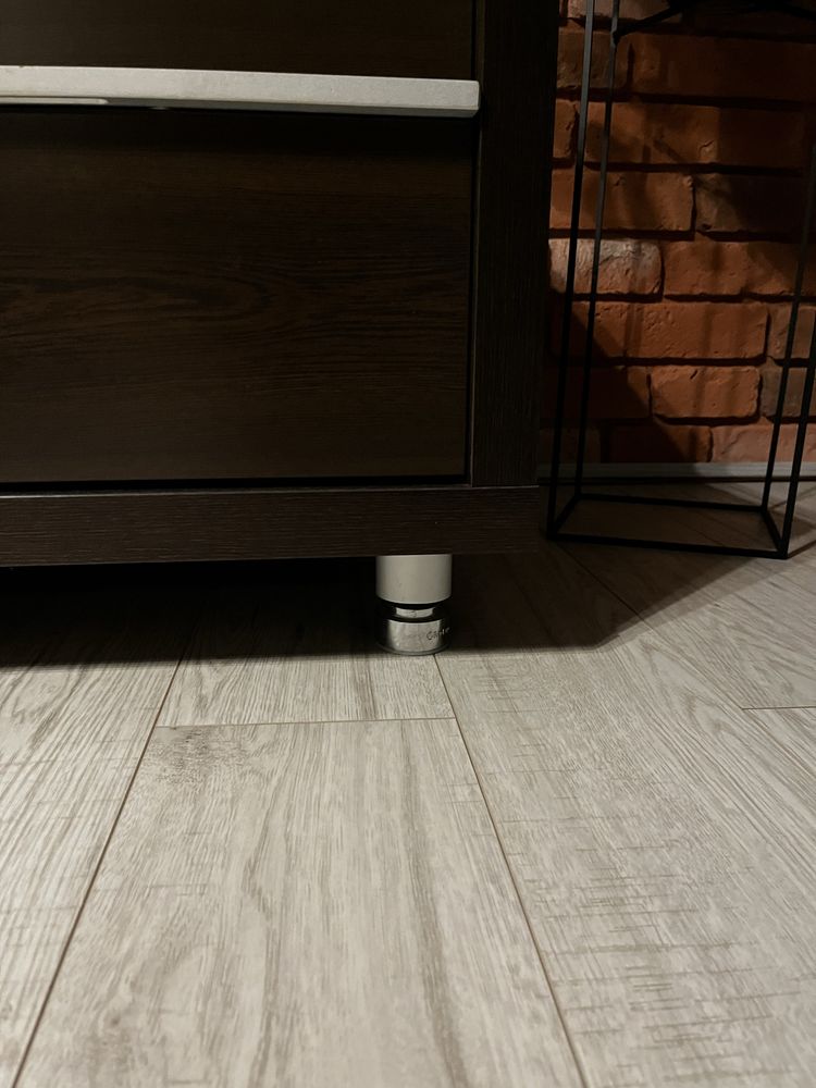 Półka pod telewizor