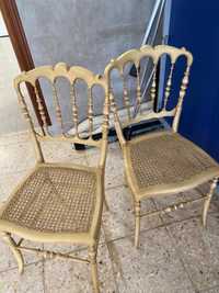 Cadeiras de madeira e palhinha em bom estado