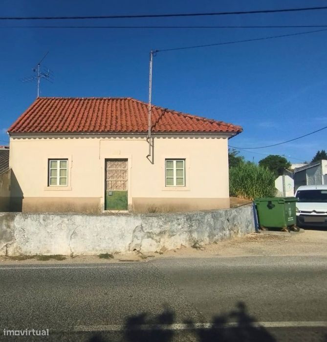 Moradia T3 para renovar na períferia de Santarém