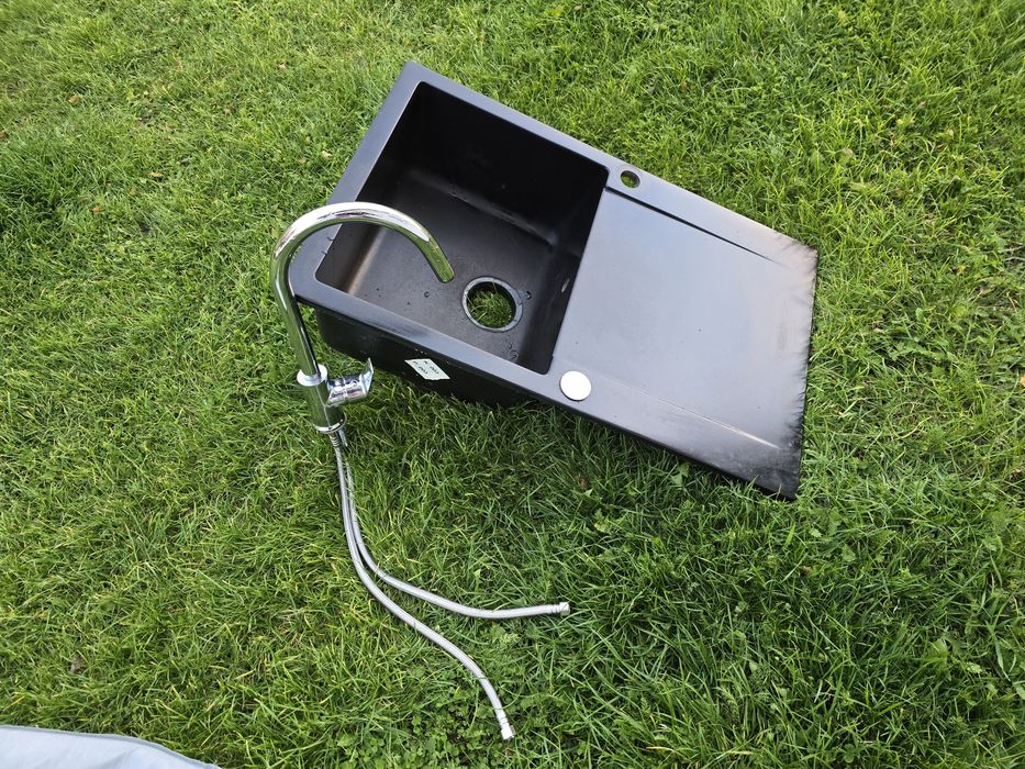 Zlewozmywak czarny z baterią