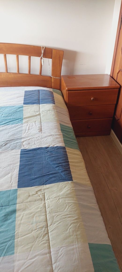 Cama com  2 mesinha e camiseiro