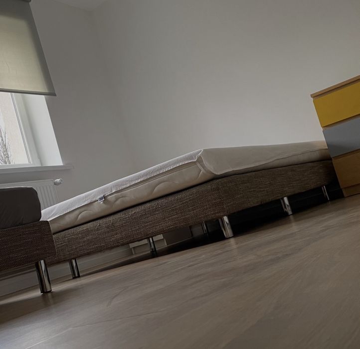 Łóżko sypialniane z materacem