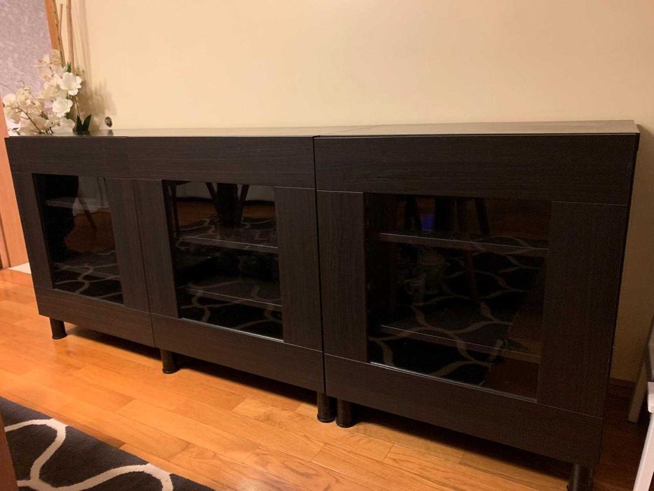 Aparador com portas de vidro