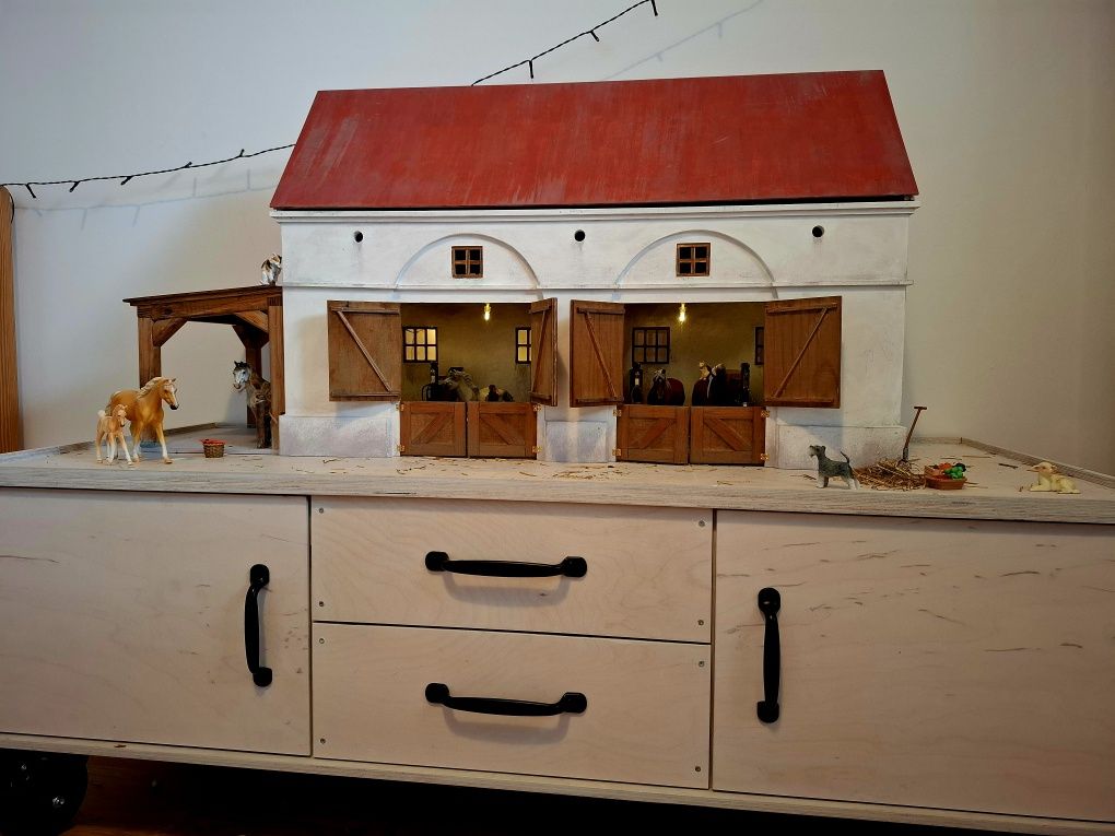 Stajnia z szafką -podstawą dla koni typu Schleich/Collecta