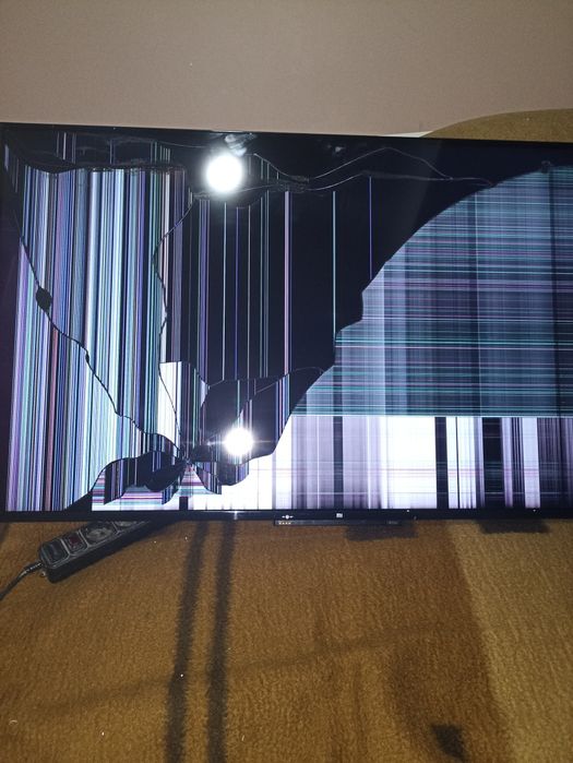 Продам телевізор Xiaomi L43MA-АUEU на запчастини. Розбита матріца.