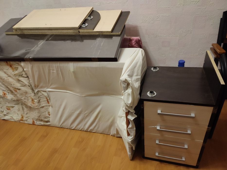 Стіл з поличками