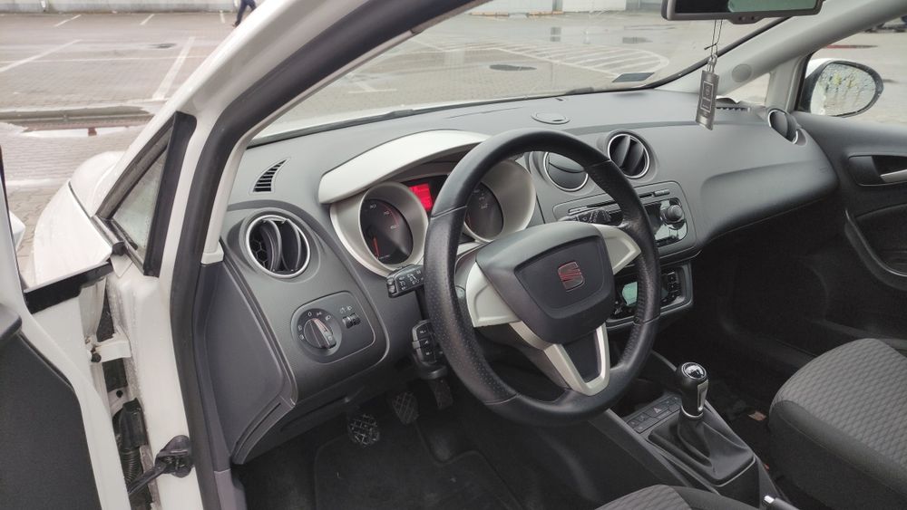 Seat Ibiza 1.6 benzyna 105 KM 2010r. 5 drzwi bogate wyposażenie