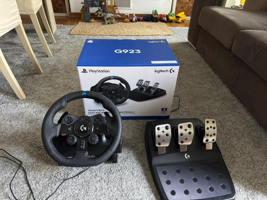 Volante Logitech G923 c/ pedais.